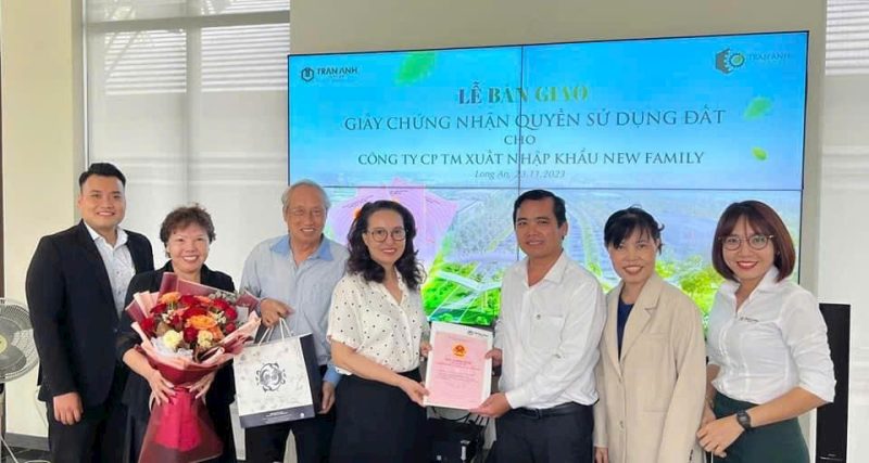 Lễ bàn giao sổ hồng cho doanh nghiệp tại KCN Trần Anh Tân Phú