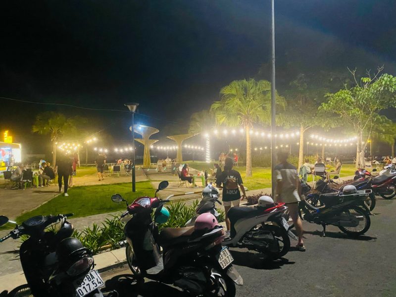 Buổi tối nhộn nhịp tại công viên cây xanh 