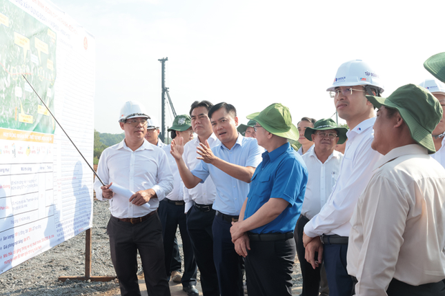 Ban lãnh đạo tỉnh Bình Dương khảo sát dự án đường Hồ Chí Minh Ban lãnh đạo tỉnh Bình Dương khảo sát dự án đường Hồ Chí Minh